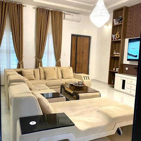 Urban Retreat Luxury Shortlet Apartment Lekki Ajah Lagos With Pool And Gym Esterno foto