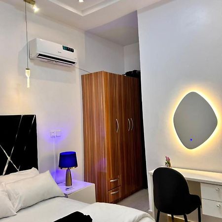 Urban Retreat Luxury Shortlet Apartment Lekki Ajah Lagos With Pool And Gym Esterno foto