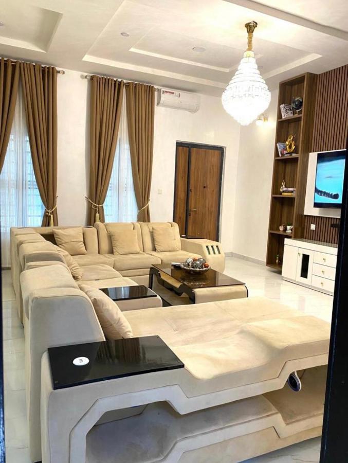 Urban Retreat Luxury Shortlet Apartment Lekki Ajah Lagos With Pool And Gym Esterno foto