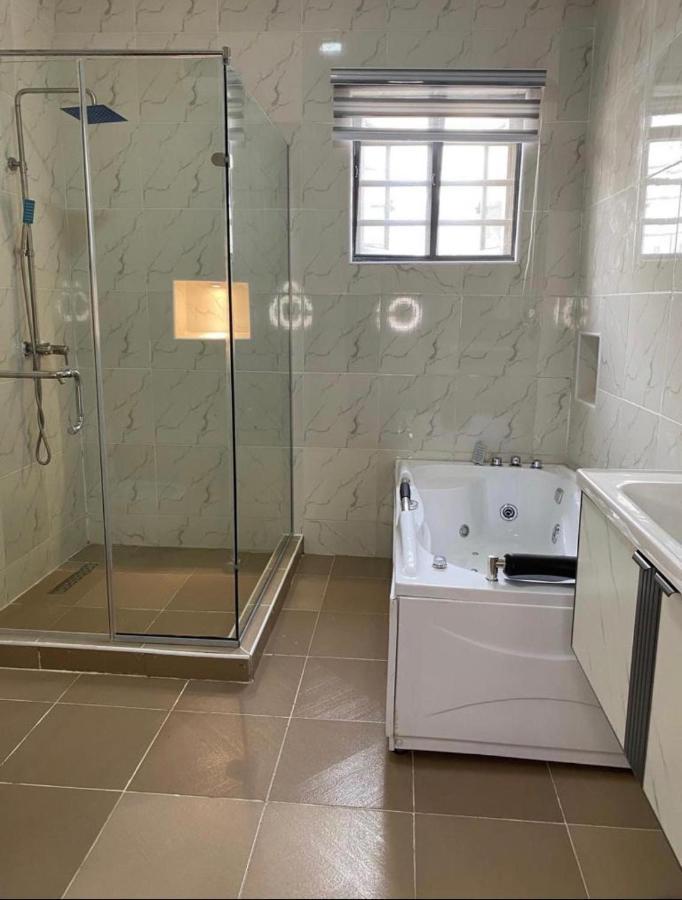 Urban Retreat Luxury Shortlet Apartment Lekki Ajah Lagos With Pool And Gym Esterno foto