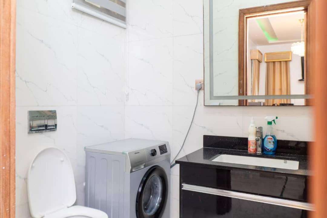 Urban Retreat Luxury Shortlet Apartment Lekki Ajah Lagos With Pool And Gym Esterno foto