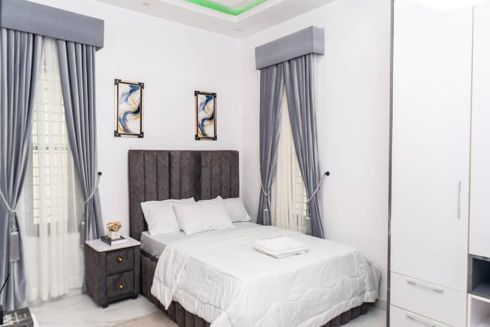 Urban Retreat Luxury Shortlet Apartment Lekki Ajah Lagos With Pool And Gym Esterno foto