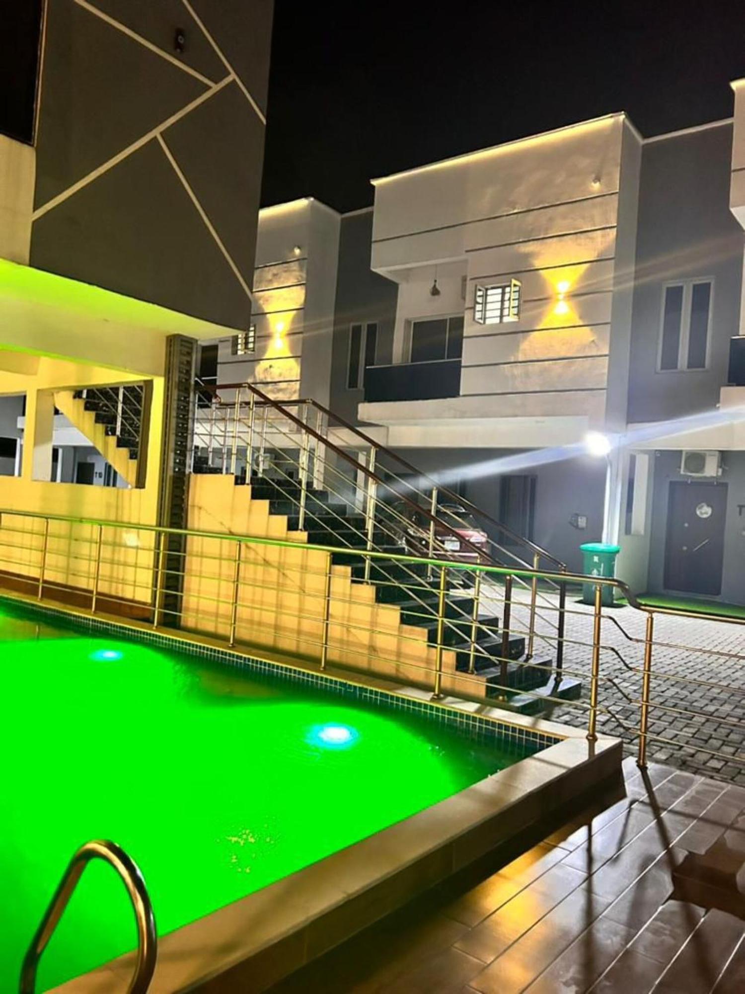 Urban Retreat Luxury Shortlet Apartment Lekki Ajah Lagos With Pool And Gym Esterno foto